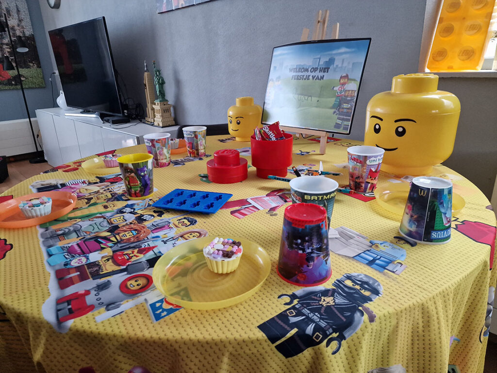 LEGO versiering voor een feestje – kleurrijk, creatief en makkelijk geregeld!