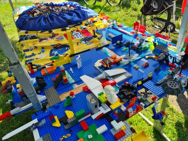 Buiten met LEGO spelen